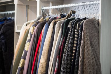 Bir tasarımcı mağaza raf kıyafet dayan