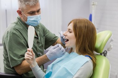 Dişçi kız diş Kliniği incelenmesi. Diş sorunu.