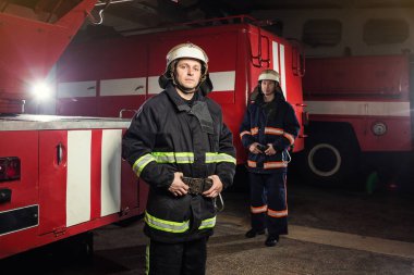 İtfaiyeci (itfaiye) eylem daimi bir firetruck yakınındaki. EME
