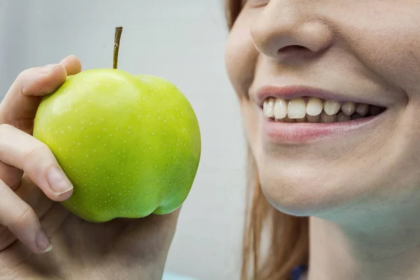 一个女人在吃青苹果的脸的特写 — 图库照片