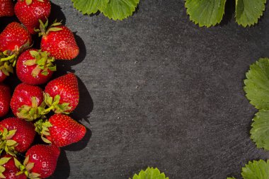 taş zemin, yaz vitaminler bir kavram olarak lezzetli birinci sınıf organik meyve üzerine çilek