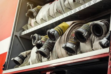 Bölmesinin bir fireengine üzerinde Yangın hortumlar kadar haddelenmiş. Acil s