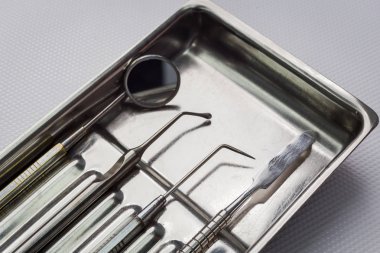 Beyaz arka plan üzerinde diş araçları en iyi görünümü. Stomatology