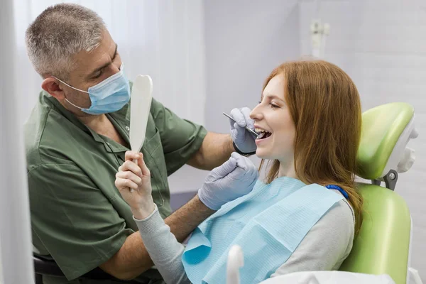 Dişçi kız diş Kliniği incelenmesi. Diş sorunu. Sağlıklı gülümseme.