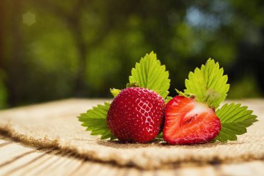 doğal arka planda ahşap masa, yaz vitaminler bir kavram olarak lezzetli birinci sınıf organik meyve çilek
