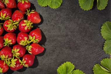 taş zemin, yaz vitaminler bir kavram olarak lezzetli birinci sınıf organik meyve üzerine çilek