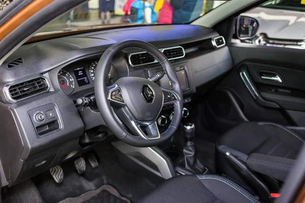 Винница, Украина - 20 апреля 2018 года. Концепт-кар Renault DUSTER - презентация в выставочном зале. Внутри — стоковое фото