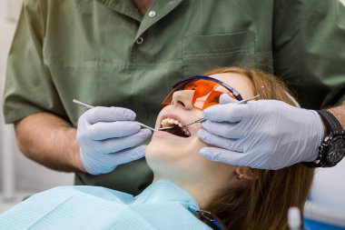 Dişçi kız diş Kliniği incelenmesi. Diş sorunu. Sağlıklı gülümseme.