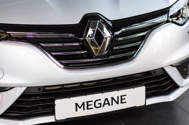 Vinnitsa, Ukrayna - 20 Nisan 2018. Renault Megane konsept otomobil - showroom sunu. Logo