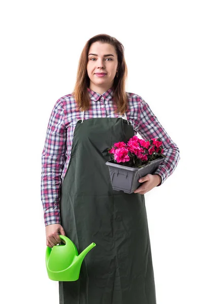 Mujer jardinero profesional o florista en delantal sosteniendo flores en una olla y herramientas de jardinería aisladas sobre fondo blanco. Copiar espacio — Foto de Stock