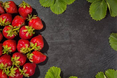 taş zemin, yaz vitaminler bir kavram olarak lezzetli birinci sınıf organik meyve üzerine çilek