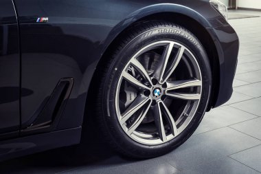 24 Nisan, 2018 - Vinnitsa, Ukrayna. BMW 750i konsept otomobil - ön tekerlek