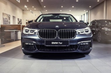 24 Nisan, 2018 - Vinnitsa, Ukrayna. BMW 750i sunu showroom. Önden Görünüm