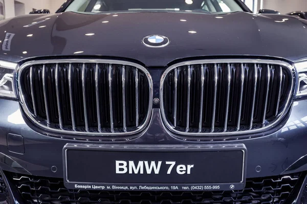 24 апреля 2018 г. - Винница, Украина. BMW 750i презентация в выставочном зале. Вид спереди — стоковое фото