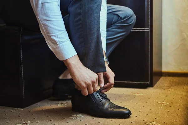 Zapatos de ropa de hombre de negocios, hombre preparándose para el trabajo, novio mañana antes de la ceremonia de la boda. Moda de hombres — Foto de Stock