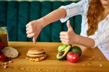 Kadın sağlıksız hamburger yemeyi reddediyor. Ucuz abur cubur sağlıklı diyete karşı