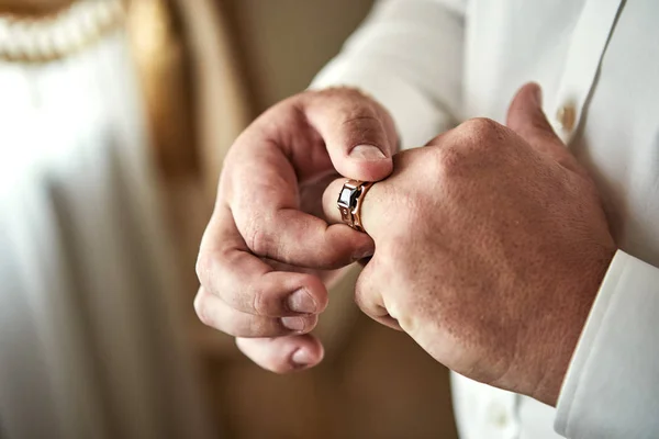 Bague en or sur la main de l'homme, mains masculines gros plan, marié se préparer le matin avant la cérémonie de mariage — Photo