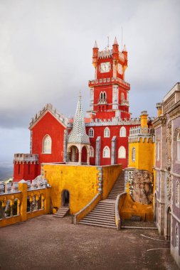 Sintra, Lizbon, Portekiz 'deki Pena Sarayı. Ünlü bir dönüm noktası. Avrupa 'nın en güzel kaleleri.