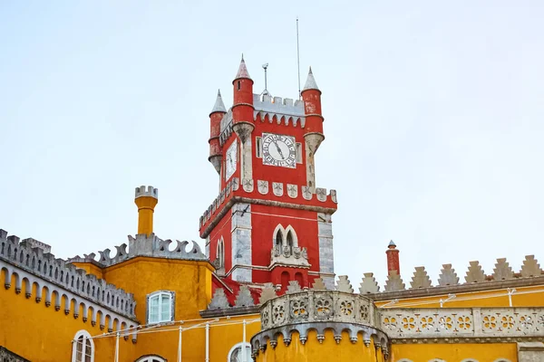 Pena Palace i Sintra, Lissabon, Portugal. Ett berömt landmärke. Europas vackraste slott — Stockfoto