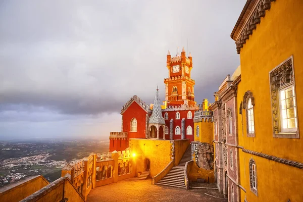 Pena Palace i Sintra, Lissabon, Portugal i nattljusen. Ett berömt landmärke. Europas vackraste slott — Stockfoto