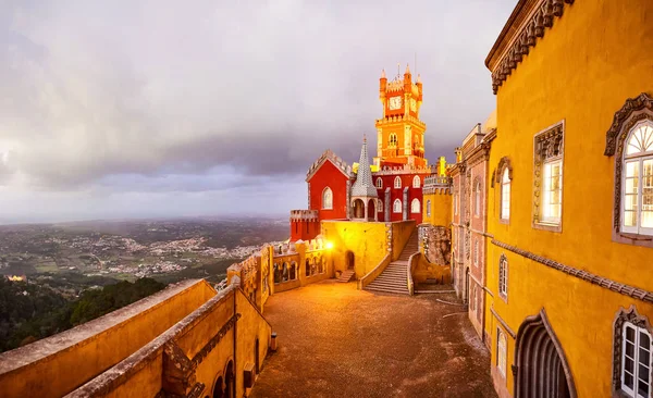 Sintra 'daki Pena Palace, Lizbon, Portekiz gece lambaları. Ünlü bir dönüm noktası. Avrupa 'nın en güzel kaleleri. — Stok fotoğraf