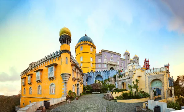 Pena Palota, Sintra, Lisszabon, Portugália. Híres mérföldkő. Európa legszebb kastélyai — Stock Fotó