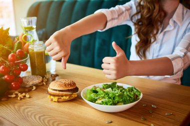 Kadın sağlıksız hamburger yemeyi reddediyor. Ucuz abur cuburlar