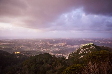 Geceleri Portekiz, Sintra 'da fırtınalı bir gökyüzü manzaralı Fas şatosu. Castelo Dos Mouros