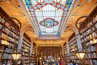 Porto, Portekiz - 11 Aralık 2018: Kütüphanenin içi