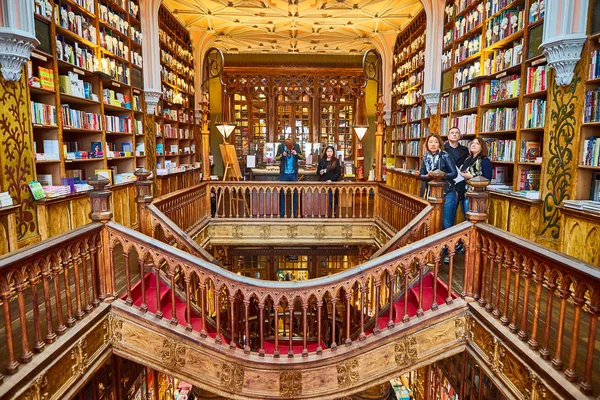 Porto, Portekiz - 11 Aralık 2018: Kütüphanenin içi