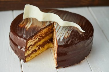 Koyu çikolata vegan kek şekerler ve ahşap backgr fındık