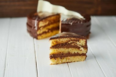 Koyu çikolata vegan kek şekerler ve ahşap backgr fındık