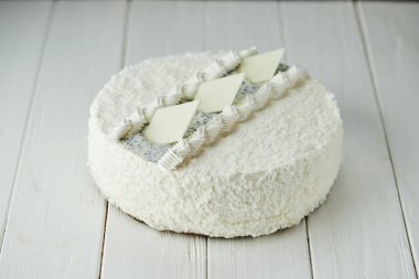 Beyaz çikolata, krema ve haşhaş tohumlu doğum günü pastası. 