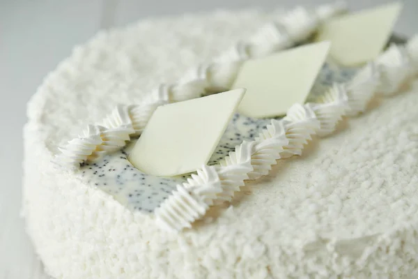 Τούρτα γενεθλίων με λευκή σοκολάτα, κρέμα βουτύρου και σπόρους παπαρούνας — Φωτογραφία Αρχείου