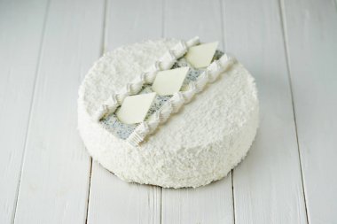 Beyaz çikolata, krema ve haşhaş tohumlu doğum günü pastası. 