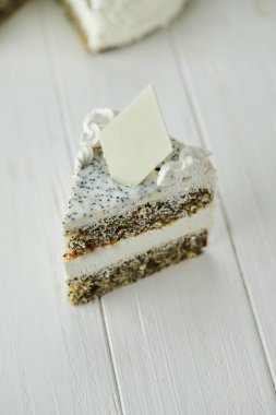 Beyaz çikolata, krema ve haşhaş tohumlu doğum günü pastası. 