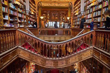 Porto, Portekiz - 11 Aralık 2018: Porto 'nun tarihi merkezinde Harry Potter filmiyle ünlü kütüphane kitapçısı Livraria Lello.