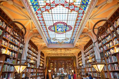 Porto, Portekiz - 11 Aralık 2018: Porto 'nun tarihi merkezinde Harry Potter filmiyle ünlü kütüphane kitapçısı Livraria Lello.