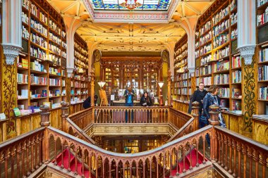 Porto, Portekiz - 11 Aralık 2018: Porto 'nun tarihi merkezinde Harry Potter filmiyle ünlü kütüphane kitapçısı Livraria Lello.