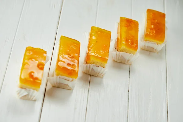 Orangengelee Biskuitkuchen auf Holzgrund — Stockfoto