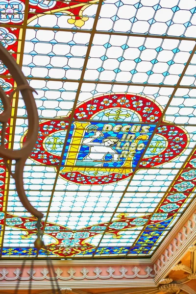 PORTO, PORTUGAL - 11 de diciembre de 2018: Interior de la librería Livraria Lello en el centro histórico de Oporto, famosa por la película de Harry Potter . — Foto de Stock