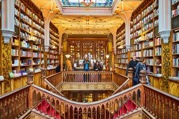 PORTO, PORTUGAL - December 11, 2018: Interior inside library bookstore Livraria Lello in historic center of Porto, famous for Harry Potter film. — 스톡 사진