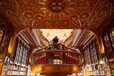 Porto, Portekiz - 11 Aralık 2018: Porto 'nun tarihi merkezinde Harry Potter filmiyle ünlü kütüphane kitapçısı Livraria Lello.