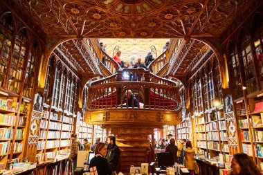 Porto, Portekiz - 11 Aralık 2018: Porto 'nun tarihi merkezinde Harry Potter filmiyle ünlü kütüphane kitapçısı Livraria Lello.