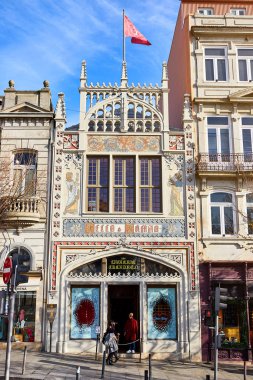 Porto, Portekiz - 11 Aralık 2018: Dış görünüş (bina cephesi) kitapçısı Livraria Lello, Porto 'nun tarihi merkezinde, Harry Potter filmi ile ünlüdür..