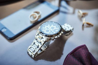 Bir iş adamının farklı aksesuarları ahşap bir arka planda yatar.