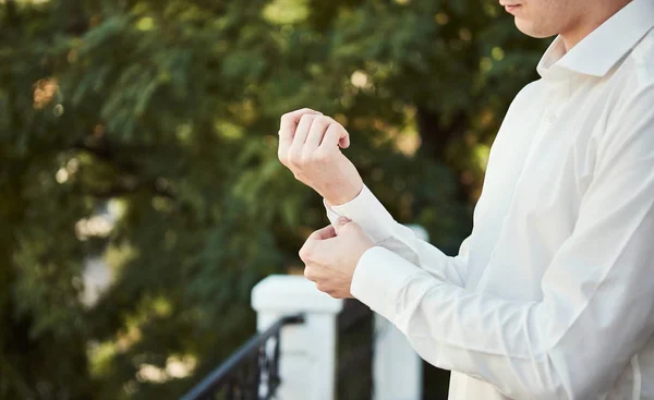 Businessman dresses white shirt, male hands closeup,groom getting ready in the morning before wedding ceremony — Stock Photo, Image