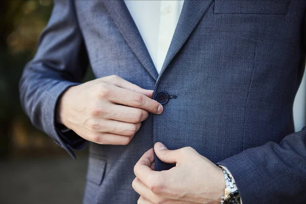 Empresário usa uma jaqueta, mãos masculinas close-up, noivo se preparando pela manhã antes da cerimônia de casamento — Fotografia de Stock