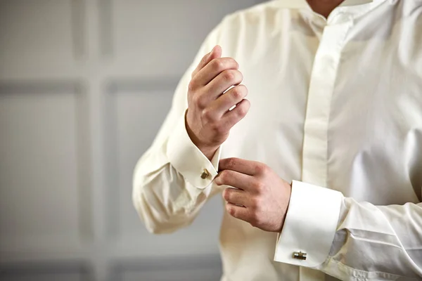 Бізнесмен одягається біла сорочка, чоловічі руки крупним планом, підготуватися вранці перед церемонією одруження — стокове фото