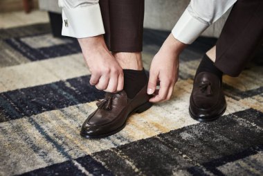 İş adamı ayakkabıları, işe hazırlanan bir adam, düğün töreninden önceki sabah damat. Erkekler Moda